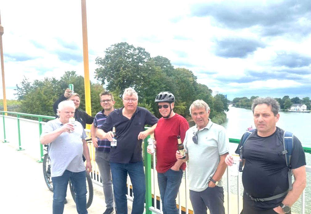 Teilnehmer der TTC-Horneburg-Fahrradtour 2026 auf einer Brücke